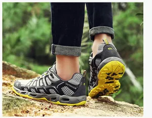 Detail van ademend mesh bovenwerk en gele antislip rubberen zool op de wandelschoenen