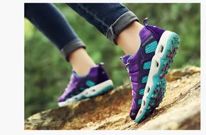 Detail van wandelschoen met ademend paars mesh en een stevige antislip zool voor buiten