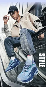 Dettaglio macro di sneaker retro da uomo con strati in mesh e pelle blu