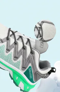 Detail aus atmungsaktivem Mesh und TPU-Material am weiß-grünen Outdoor-Laufschuh