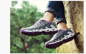 Detailopname van ademende mesh wandelschoenen in grijs en paars met antislipzolen