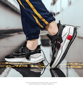 Dynamische Street-Ansicht von Herren-Chunky-Sneakern mit Leder-Patchwork und dicker Sohle