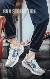 Nahaufnahme der Leder-Patchwork-Sneaker mit grauem Wildleder und orangefarbenen Akzenten