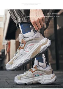Dettaglio di sneaker retro con mesh traspirante, suola in EVA e design patchwork alla moda
