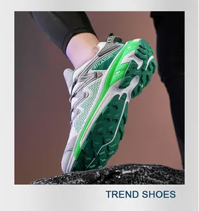 Detail der grünen, rutschfesten Profilsohle bei Mesh-Outdoor-Laufschuhen für Herren