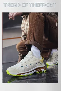 Detailansicht der atmungsaktiven Mesh-Sneaker mit grüner Sohle und beigen Overlays für Herren