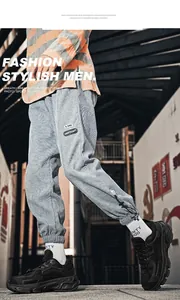 Dettaglio dei pantaloni jogger in velluto a coste azzurro con polsini elastici