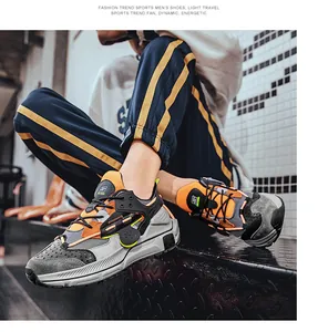 Nahaufnahme von Leder-Patchwork-Sportsneaker mit dicker rutschfester Sohle in Orange-Grau