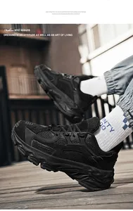 Dettaglio della tomaia in mesh traspirante e suola leggera in EVA su sneakers nere
