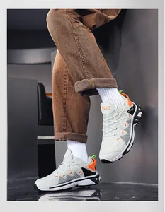 Detailansicht der atmungsaktiven Laufschuhe mit orangefarbenen Akzenten und Profilsohle