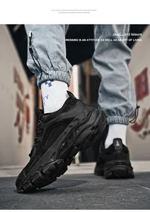 Sneakers nere con suola spessa in EVA e tomaia in tessuto a strati in un contesto urbano