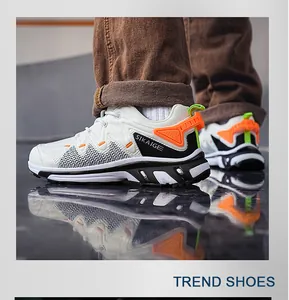 Details der atmungsaktiven Mesh-Sneaker mit orangen TPU-Akzenten und Outdoor-Sohle