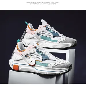 Detailansicht der Farblock-Leder-Sneaker mit dicken Sohlen und Mesh-Struktur