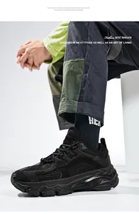 Dettaglio sneakers nere da uomo con rete traspirante e suola leggera in schiuma EVA
