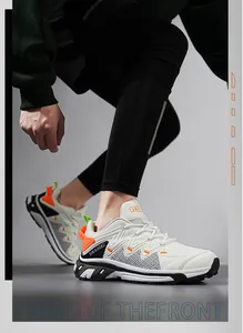 Detailansicht der Laufschuhe mit atmungsaktivem Mesh und sportlichem Logo-Design