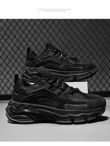 Dettagli di sneakers nere con mesh traspirante e suola leggera in schiuma EVA