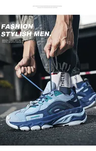 Dettaglio di sneakers dad blu e bianche con suole spesse in EVA e mesh traspirante