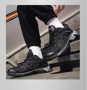 Outdoor-Ansicht der atmungsaktiven schwarzen Mesh-Sneaker mit rosa Akzenten und rutschfester Sohle