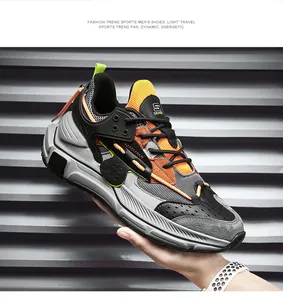 Detailansicht der Leder-Patchwork-Sneaker mit orangefarbenem Mesh und neongrünen Laschen