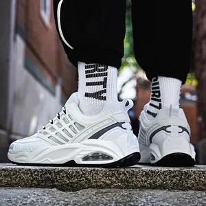 Λευκά chunky sneakers με δίχτυ και ορατή αντικραδασμική προστασία σε ανδρικό μοντέλο