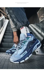 Dettaglio di sneaker chunky leggere e traspiranti in blu e grigio su scala mobile urbana