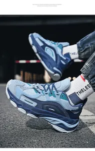 Dettaglio di sneaker retrò con mesh traspirante e suola platform in EVA antiscivolo