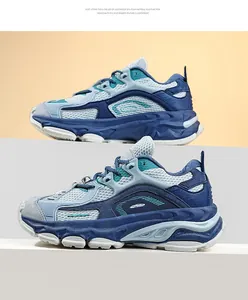Dettaglio della tomaia in mesh traspirante e ammortizzazione leggera in EVA sulle sneakers