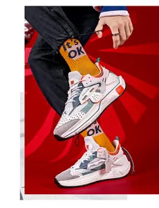 Details der Retro-Patchwork-Sneaker aus Leder mit Mesh-Gewebe und dicker Sohle