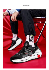 Details von Leder-Patchwork-Sneakern mit klobigen Sohlen und atmungsaktivem Mesh-Gewebe