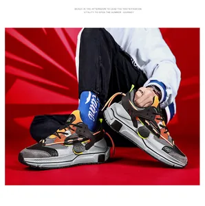 Detailansicht der Leder-Patchwork-Sneaker mit bunten Mesh-Einsätzen und robuster Sohle