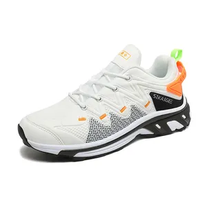 Weiße atmungsaktive Mesh-Herren-Sneaker mit orangefarbenen Akzenten und Profilsohle