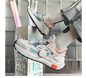 Detailaufnahme der Leder-Patchwork-Sneaker mit Kontrastnähten und dicken Gummisohlen im Trend
