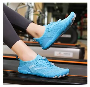 Dettaglio scarpa da acqua in rete traspirante azzurra con suola sport su tapis roulant
