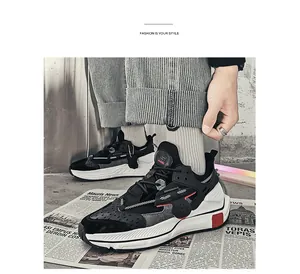 Makroaufnahme trendiger Leder-Patchwork-Sneaker mit dicker weißer Sohle und roten Akzenten
