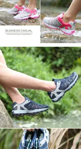 Detail van ademend mesh bovenwerk en robuuste rubberen zool op outdoor wandelschoenen