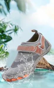 Detail von Kinder-Wasserschuhen mit grauem Mesh und sicherem Klettverschluss in Orange