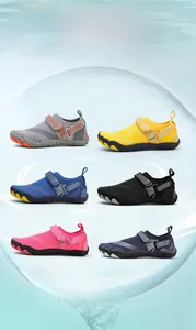 Detailansicht von Badeschuhen in sechs Farben mit atmungsaktivem Mesh und Gummisohle