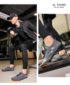 Scarpe sportive uomo a piedi nudi con suola arancione mostrate in palestra fitness