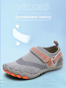 Details vom Klettverschluss und atmungsaktivem Mesh-Obermaterial der Kinder-Wasserschuhe
