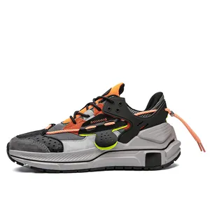 Modische graue Chunky-Sneaker aus Leder-Patchwork mit orangefarbenen Schnürsenkeln