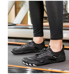 Dettaglio di scarpe outdoor a cinque dita traspiranti con lacci elastici sul tapis roulant
