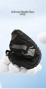 Detailansicht der hohen Flexibilität und weichen Elastizität der Outdoor-Wasserschuhe