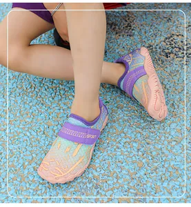 Vista superior detallada de escarpines infantiles con suelas antideslizantes y velcro sport