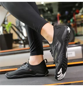 Dettaglio macro della suola flessibile a cinque dita sulla scarpa sportiva nera outdoor