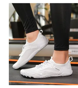 Dettaglio scarpa sportiva in mesh bianco traspirante con lacci elastici sul tapis roulant