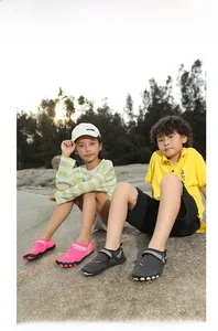 Outdoor Wasserschuhe für Kinder in Rosa und Dunkelgrau mit rutschfester Gummisohle