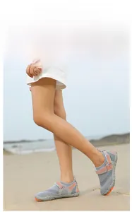 Kinder Badeschuhe mit atmungsaktivem Mesh und rutschfester Sohle am Strand gezeigt