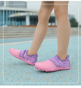 Calzado acuático para niños rosa y morado con malla transpirable y suela de goma antideslizante