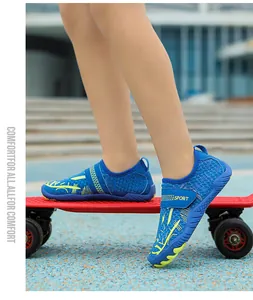 Zapatillas de agua para niños con suela antideslizante y velcro sobre monopatín rojo