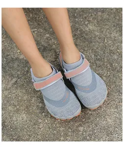 Detailansicht der grauen Kinder-Badeschuhe mit Mesh-Gewebe und orangefarbenem Schriftzug